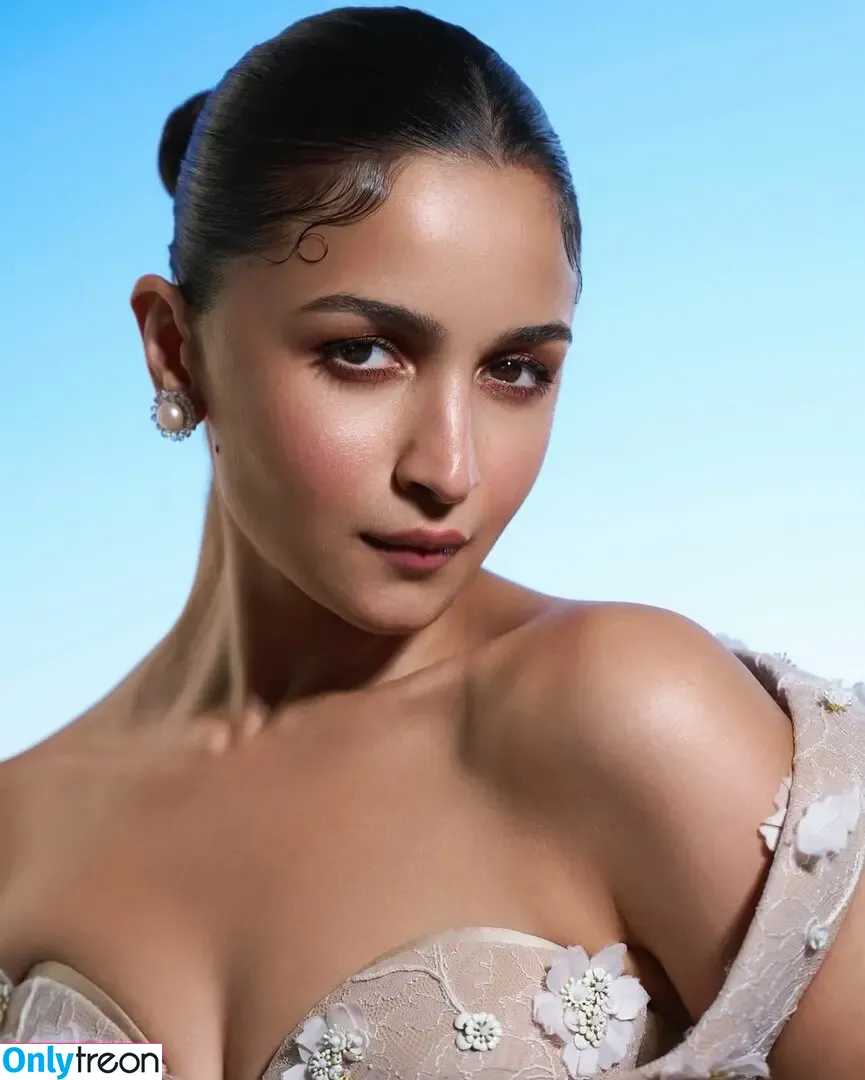 Alia Bhatt nude photo #0126 (aliaa08 / aliaabhatt)