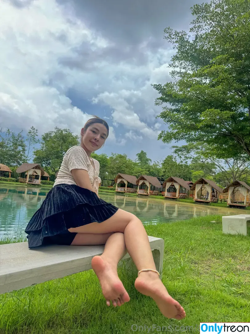 alice.feetze nude photo #0030 (alicemerton)