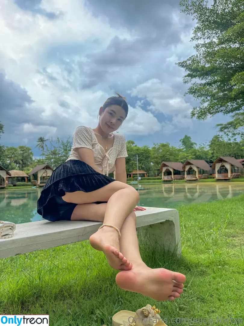 alice.feetze nude photo #0031 (alicemerton)