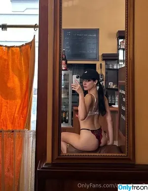 aliceeluvv3 / luckyluckyalice nude photo #0009