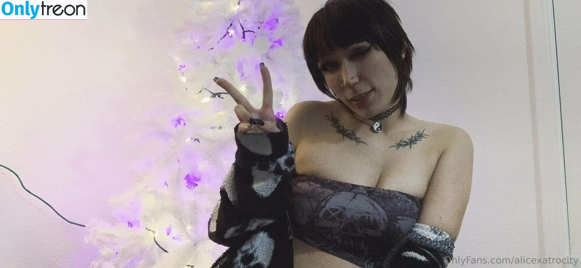 alicexatrocity nude photo #0017 (alicexatrocity)