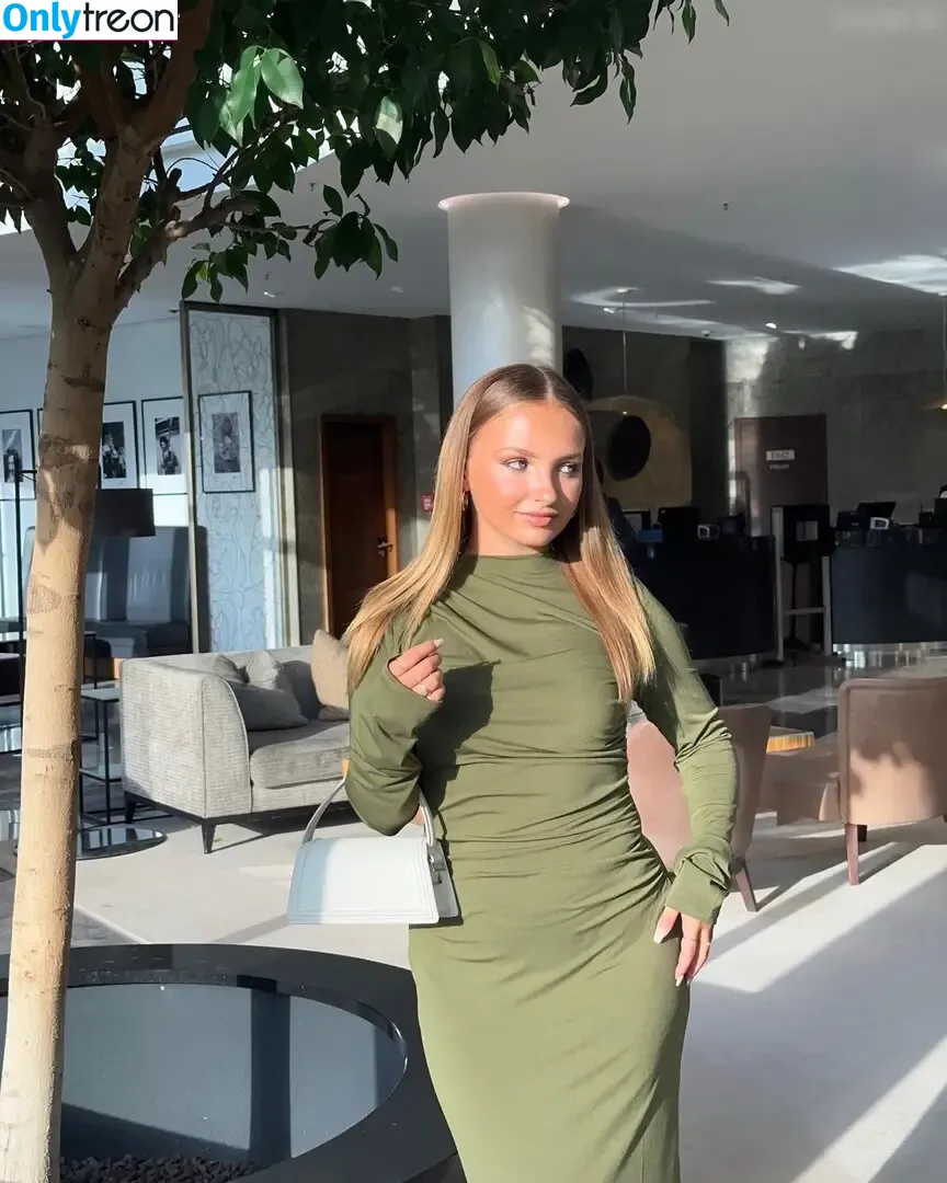 Alinamour nude photo #0202 (Alinamour)