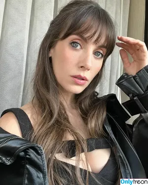 Alison Brie / alisonbrie nude photo #0637