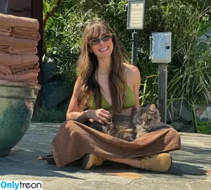Alison Brie / alisonbrie nude photo #0865