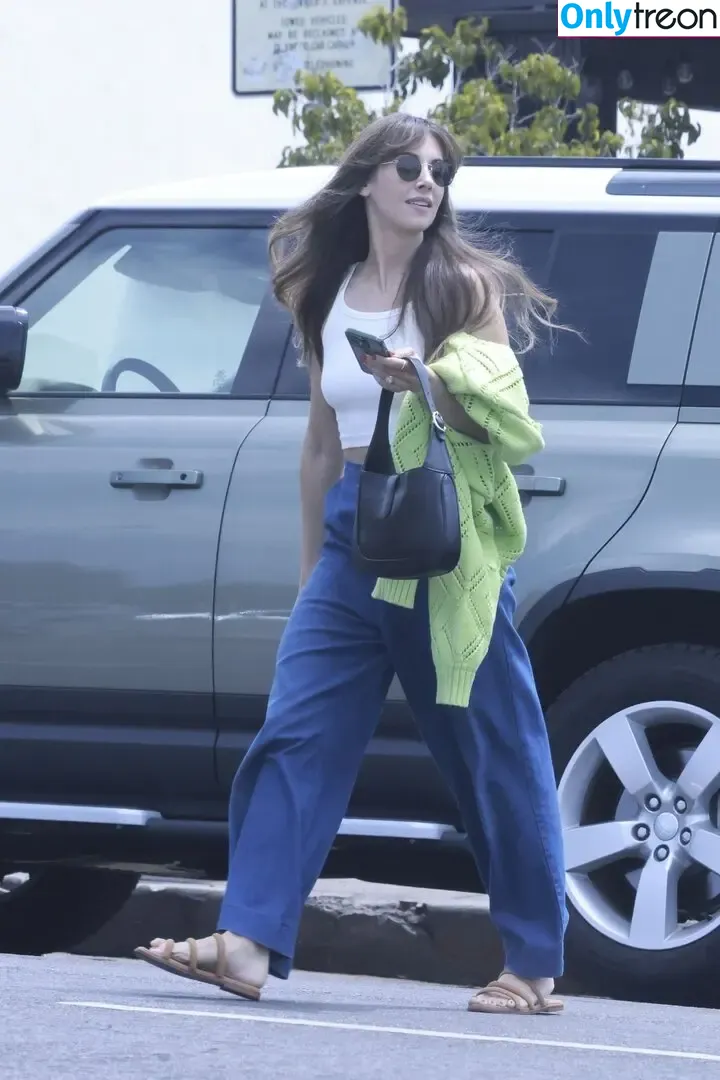 Alison Brie nude photo #1029 (alisonbrie)