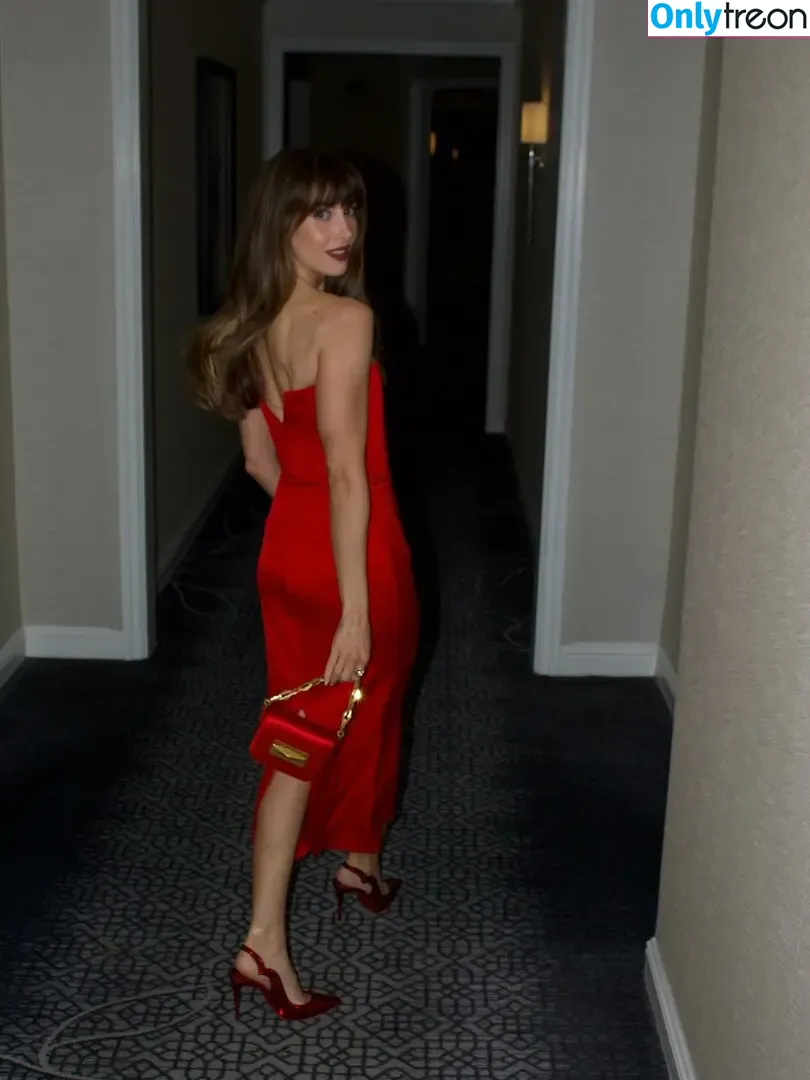 Alison Brie nude photo #1630 (alisonbrie)