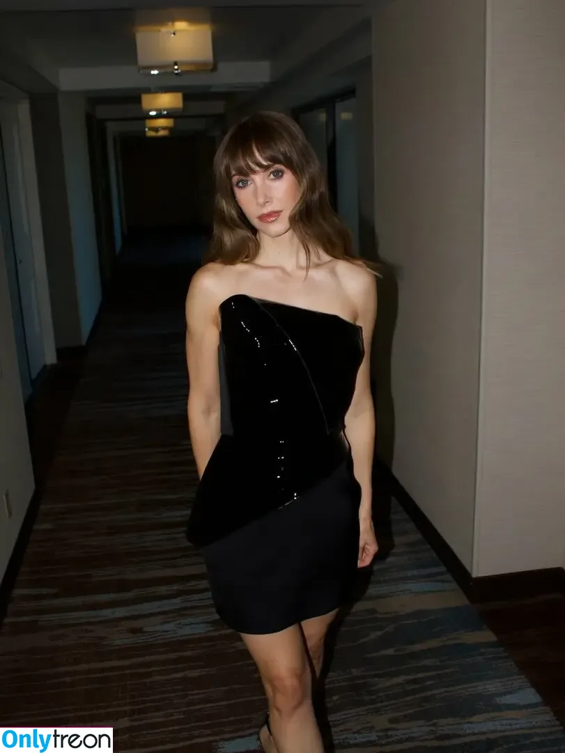 Alison Brie nude photo #1657 (alisonbrie)