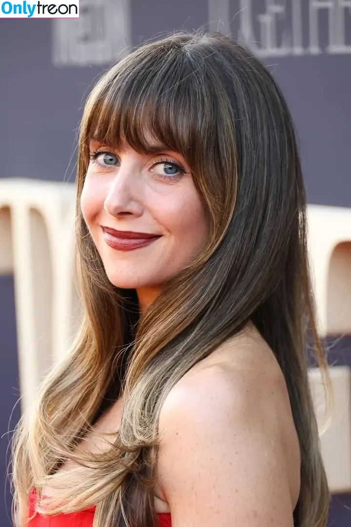 Alison Brie nude photo #1674 (alisonbrie)