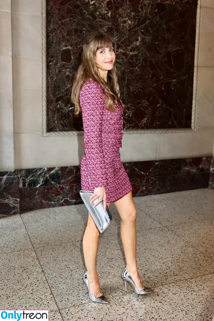 Alison Brie nude photo #1733 (alisonbrie)