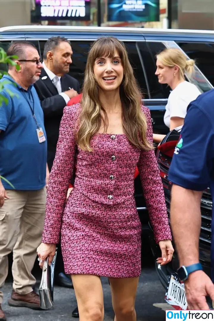Alison Brie nude photo #1737 (alisonbrie)