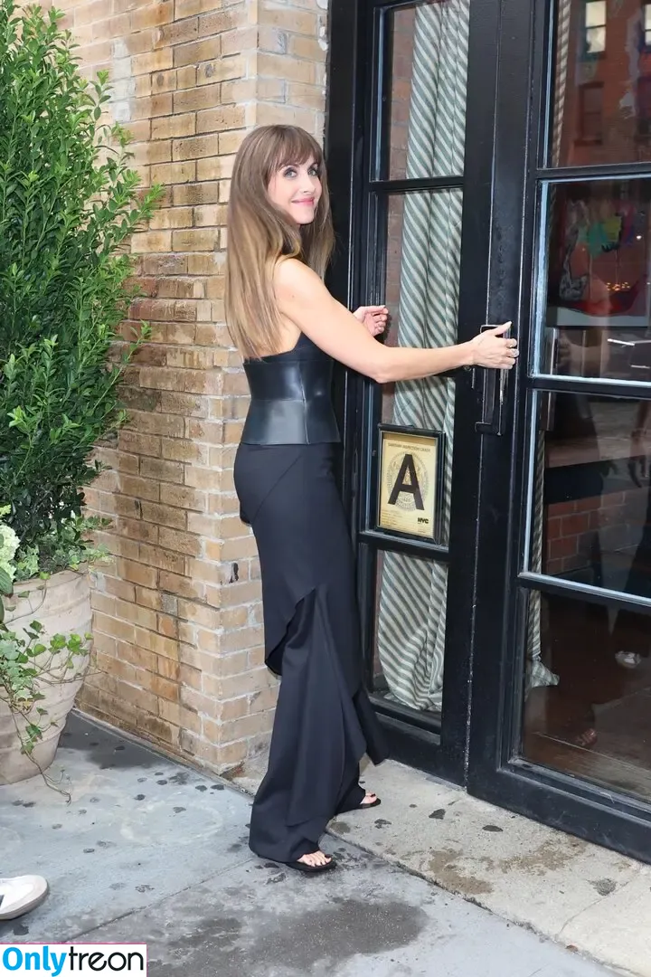 Alison Brie nude photo #1746 (alisonbrie)