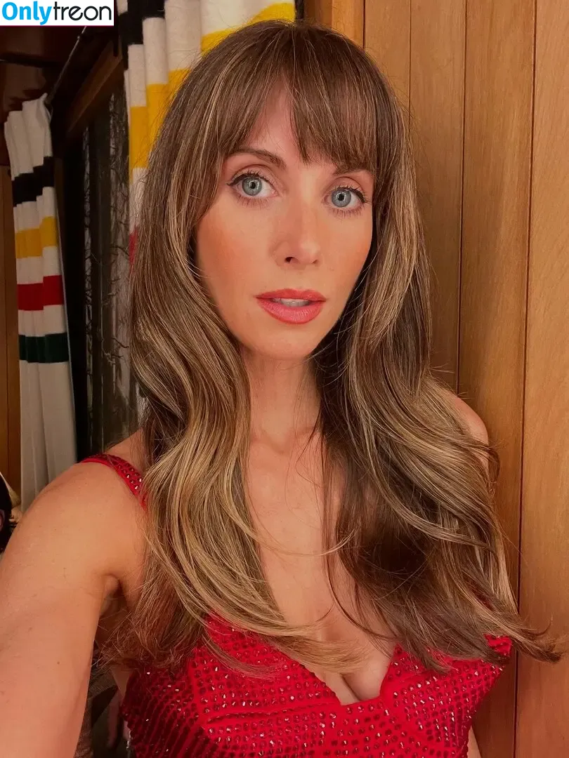 Alison Brie nude photo #1749 (alisonbrie)