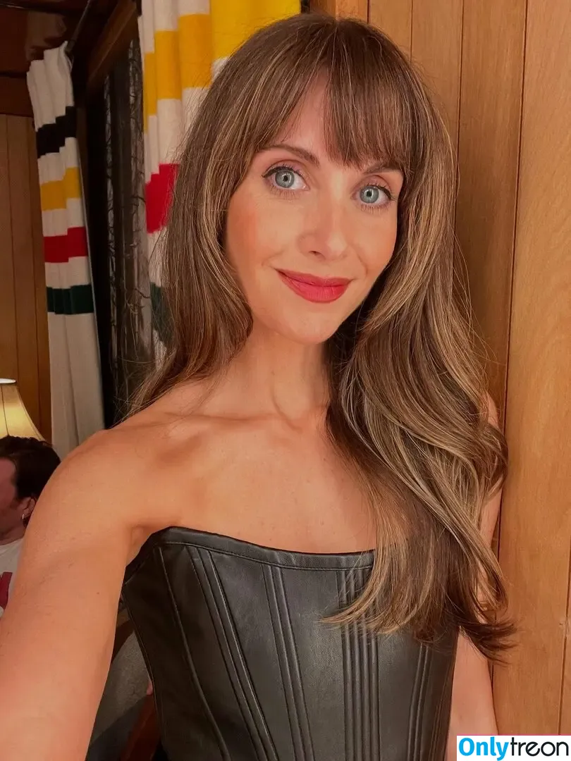 Alison Brie nude photo #1750 (alisonbrie)