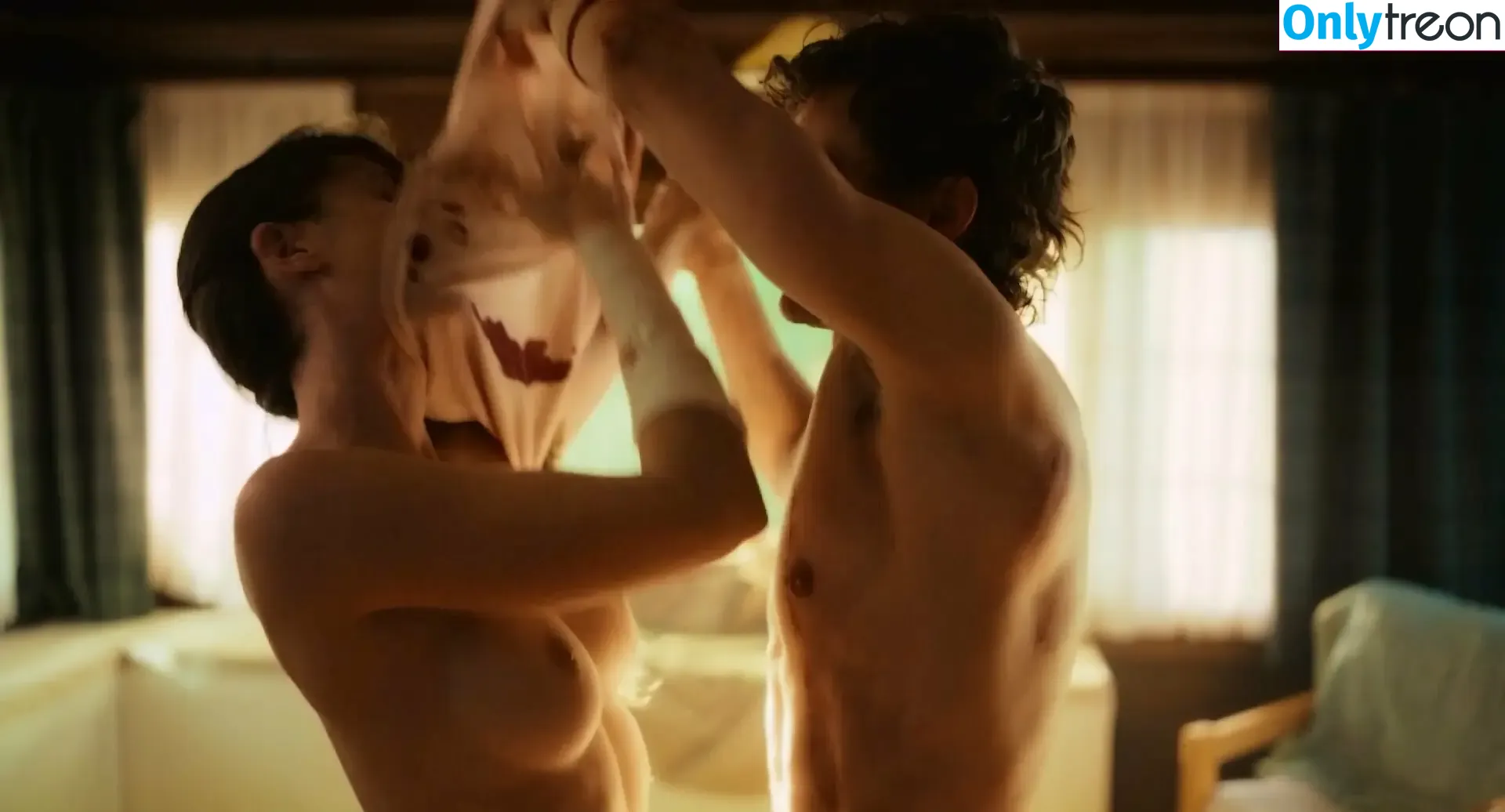 Alison Brie nude photo #1763 (alisonbrie)