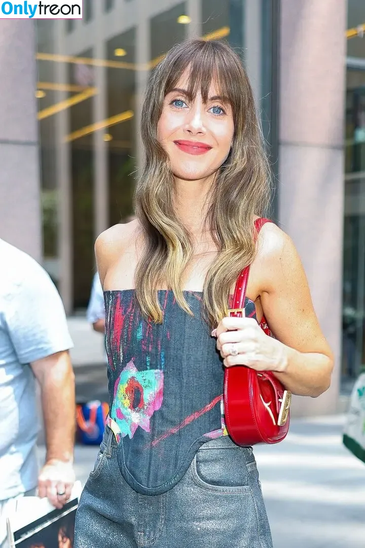 Alison Brie nude photo #1772 (alisonbrie)