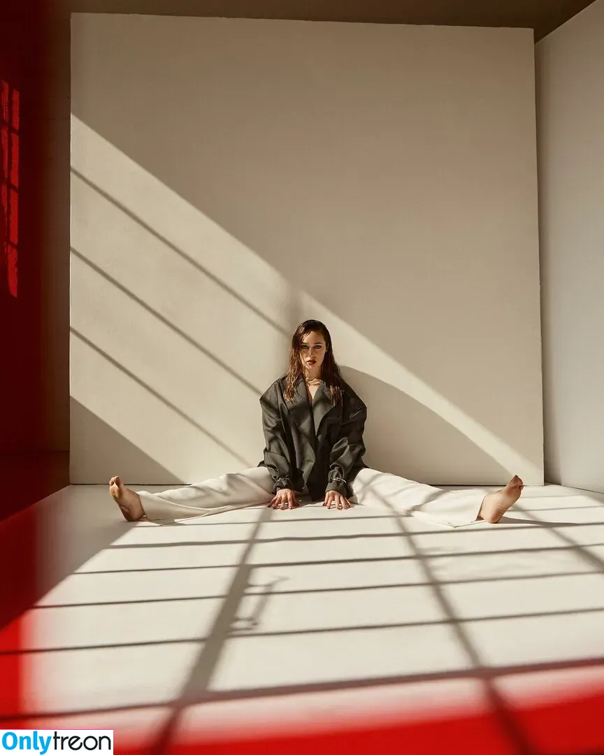Alycia Debnam Carey nude photo #0217 (DebnamCarey / alyciajasmin)