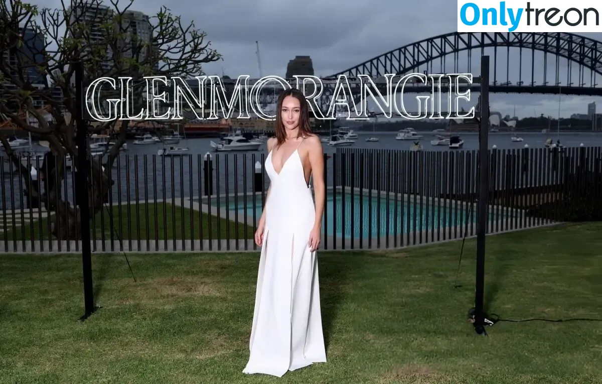 Alycia Debnam Carey nude photo #1231 (DebnamCarey / alyciajasmin)