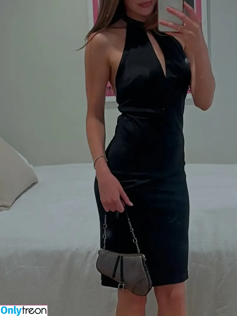 Alycia Debnam Carey nude photo #1503 (DebnamCarey / alyciajasmin)