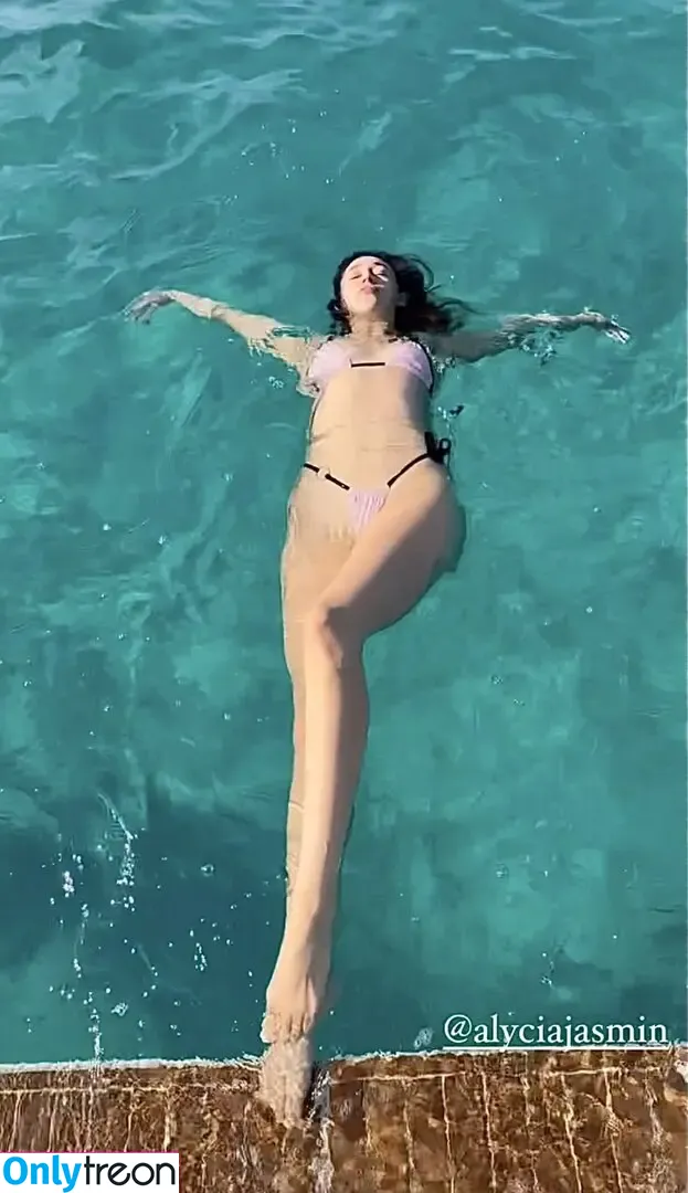 Alycia Debnam Carey nude photo #1512 (DebnamCarey / alyciajasmin)