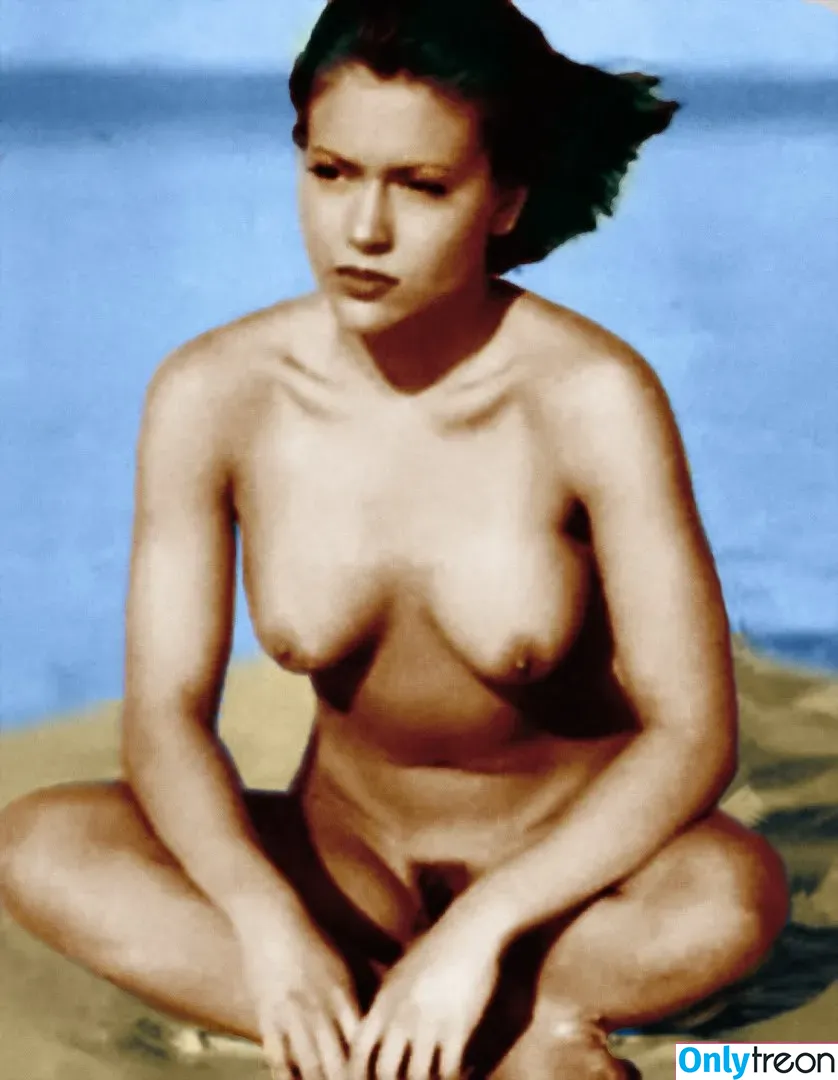 Alyssa Milano nude photo #0098 (alyssa_milano / milano_Alyssa)