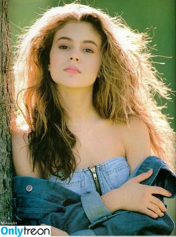 Alyssa Milano nude photo #0116 (alyssa_milano / milano_Alyssa)