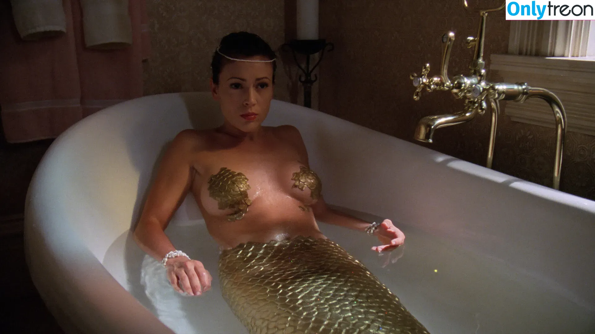 Alyssa Milano nude photo #0201 (alyssa_milano / milano_Alyssa)