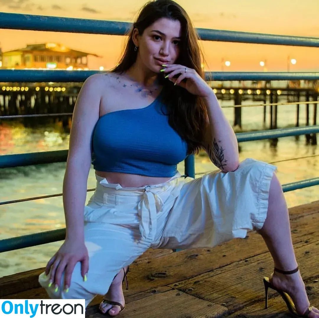 Alyx Star nude photo #0070 (Alyx.Star / alyxstar / staralyx)