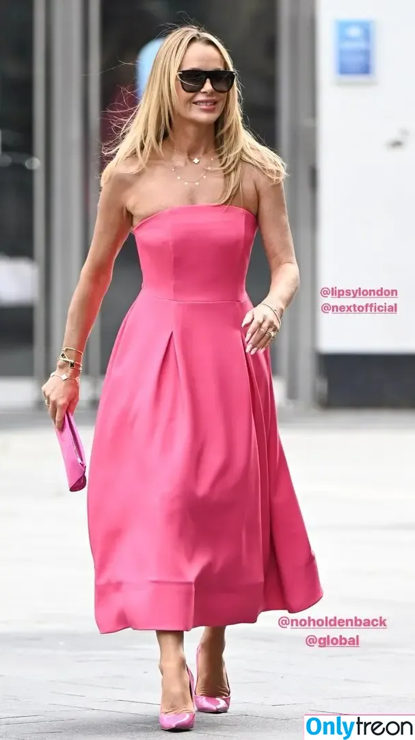 Amanda Holden nude photo #1362 (amanda_holden / noholdenback)