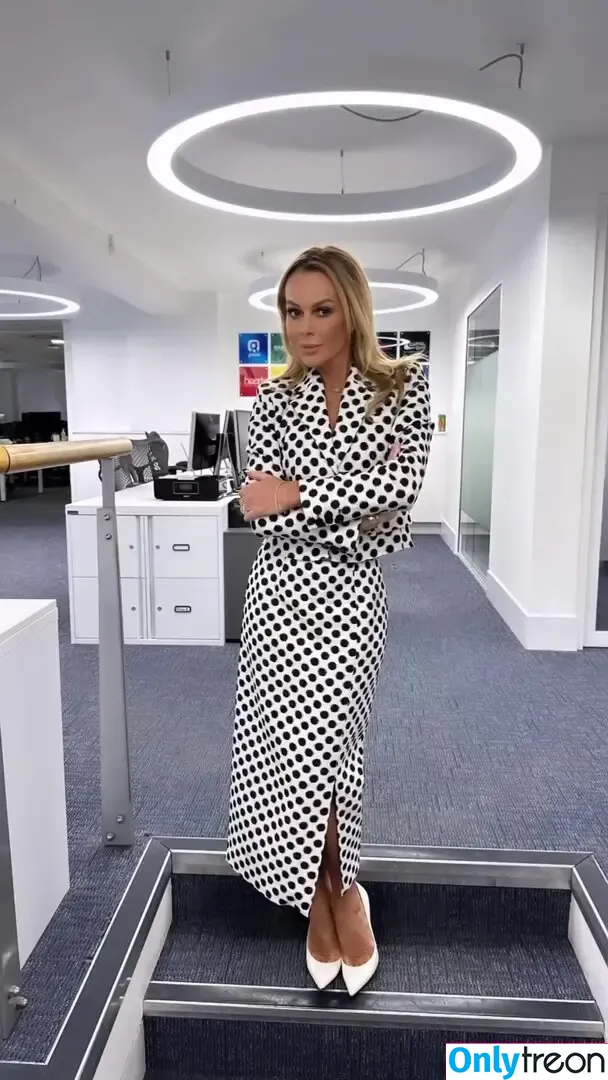 Amanda Holden nude photo #1377 (amanda_holden / noholdenback)
