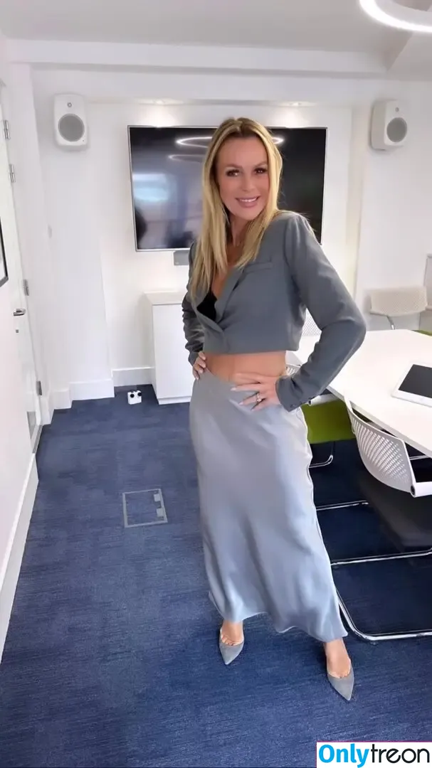 Amanda Holden nude photo #1417 (amanda_holden / noholdenback)