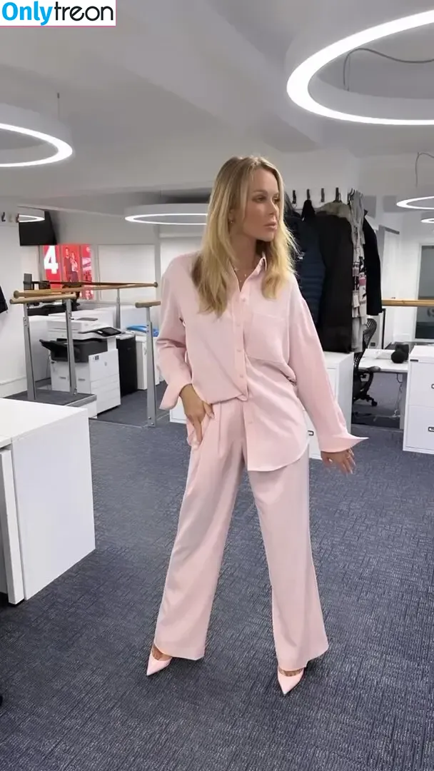 Amanda Holden nude photo #1582 (amanda_holden / noholdenback)