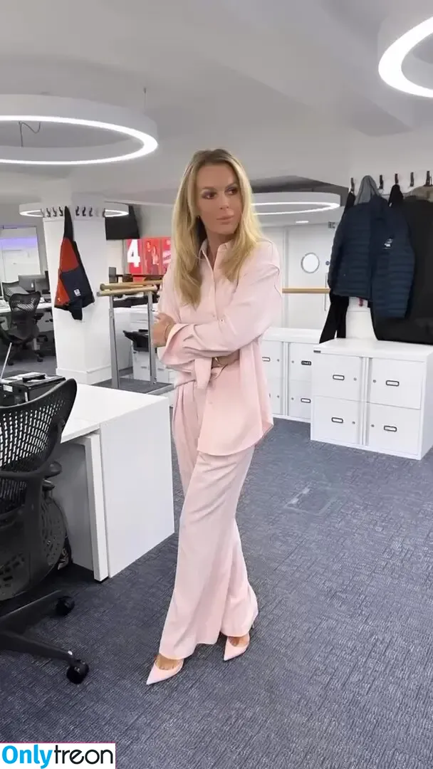 Amanda Holden nude photo #1583 (amanda_holden / noholdenback)