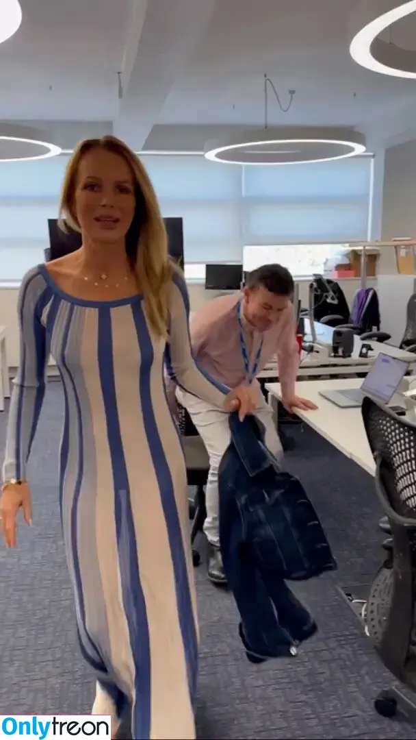 Amanda Holden nude photo #1613 (amanda_holden / noholdenback)