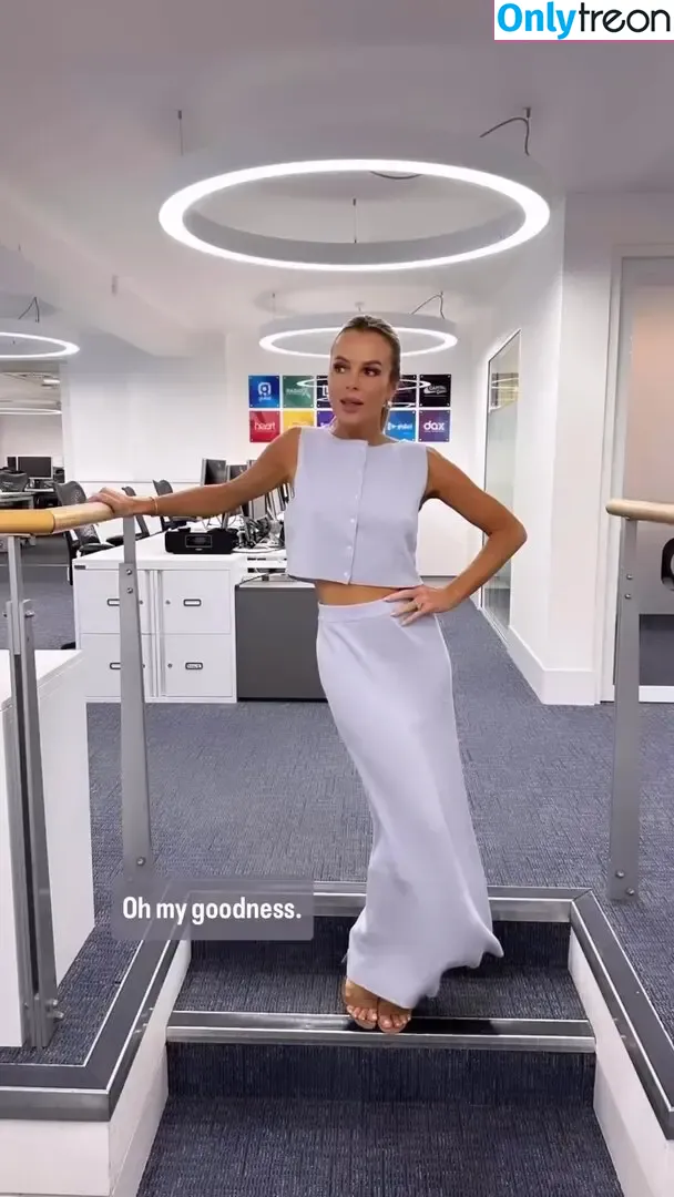 Amanda Holden nude photo #1662 (amanda_holden / noholdenback)