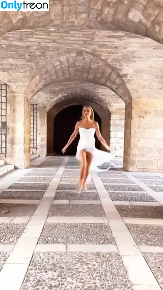 Amanda Holden nude photo #1875 (amanda_holden / noholdenback)