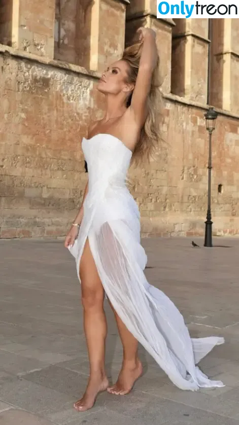 Amanda Holden nude photo #1903 (amanda_holden / noholdenback)