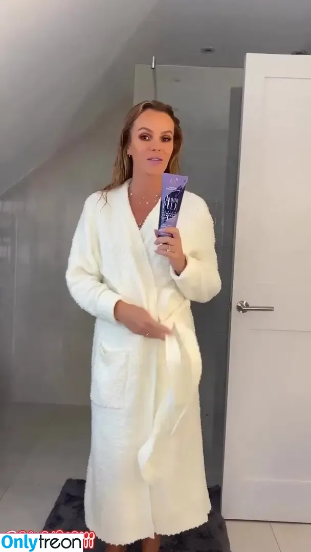 Amanda Holden nude photo #1992 (amanda_holden / noholdenback)
