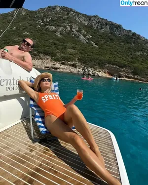 Amanda Holden / amanda_holden / noholdenback nude photo #2097