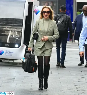 Amanda Holden / amanda_holden / noholdenback nude photo #2179