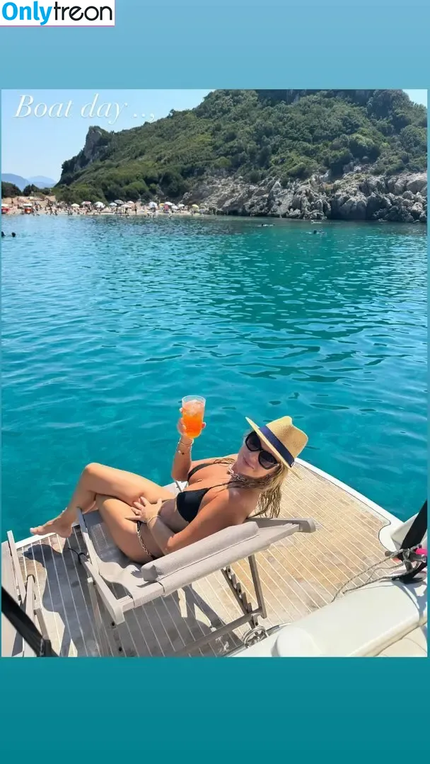 Amanda Holden nude photo #2107 (amanda_holden / noholdenback)
