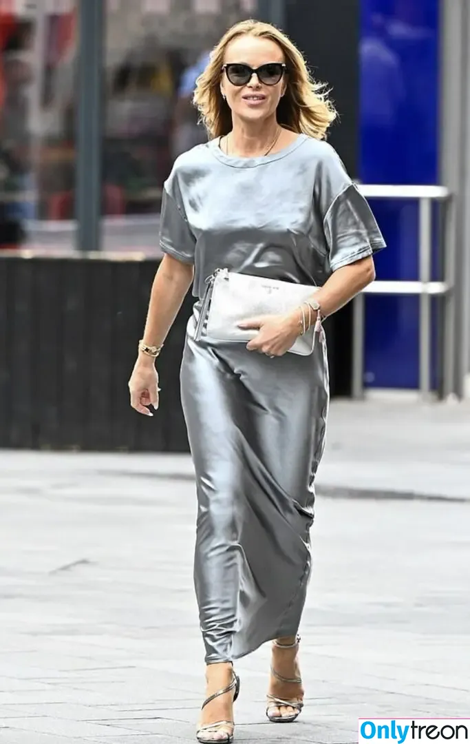Amanda Holden nude photo #2141 (amanda_holden / noholdenback)