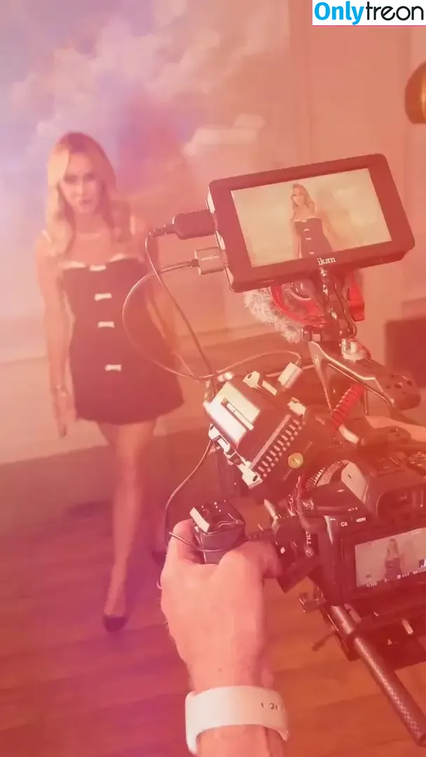 Amanda Holden nude photo #2195 (amanda_holden / noholdenback)
