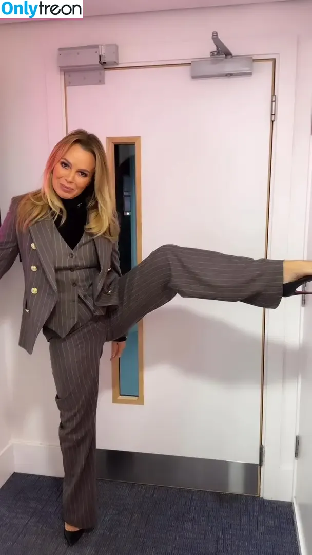 Amanda Holden nude photo #2276 (amanda_holden / noholdenback)