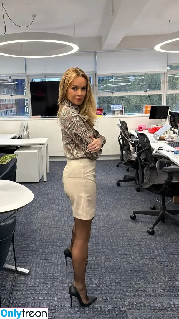 Amanda Holden nude photo #2294 (amanda_holden / noholdenback)