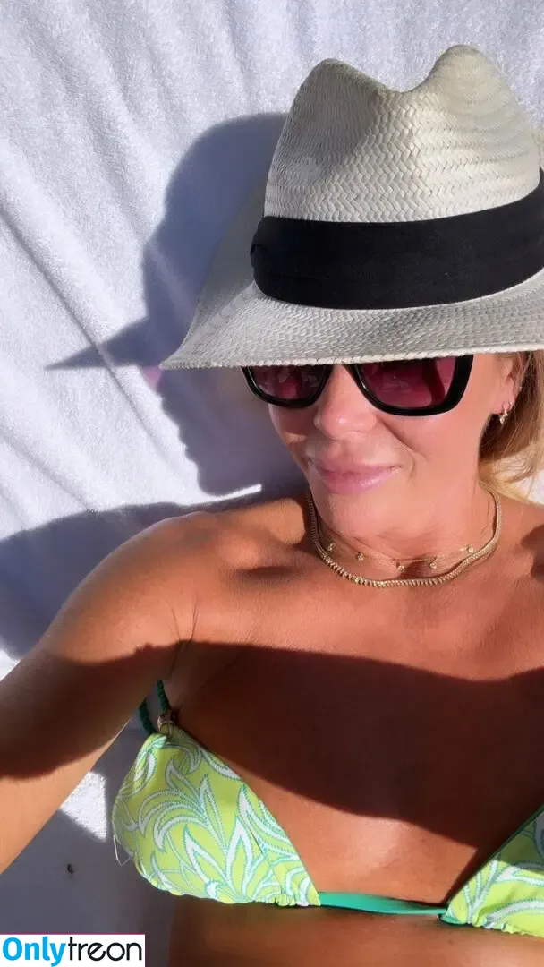 Amanda Holden nude photo #2317 (amanda_holden / noholdenback)