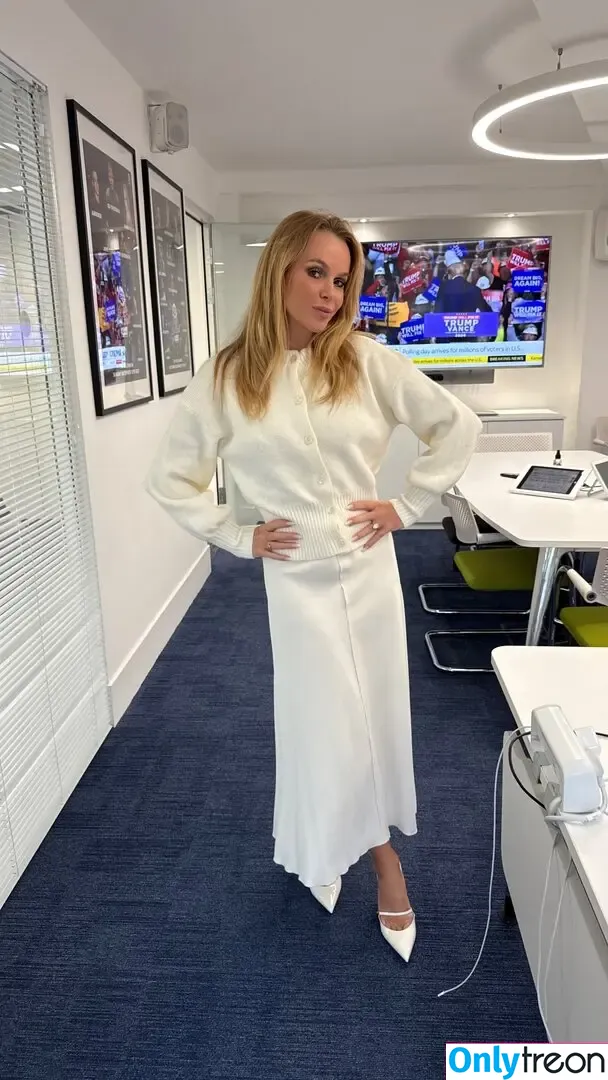 Amanda Holden nude photo #2325 (amanda_holden / noholdenback)