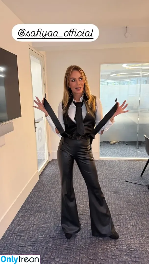Amanda Holden nude photo #2330 (amanda_holden / noholdenback)