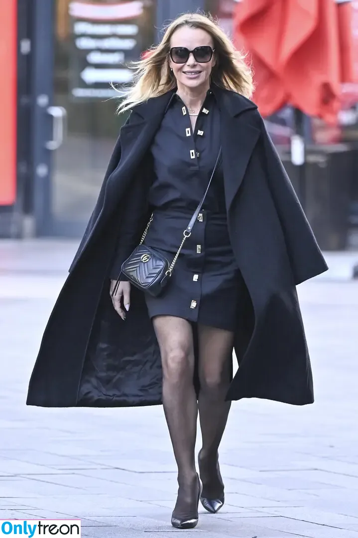 Amanda Holden nude photo #2358 (amanda_holden / noholdenback)