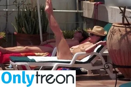 Amanda Holden nude photo #2364 (amanda_holden / noholdenback)
