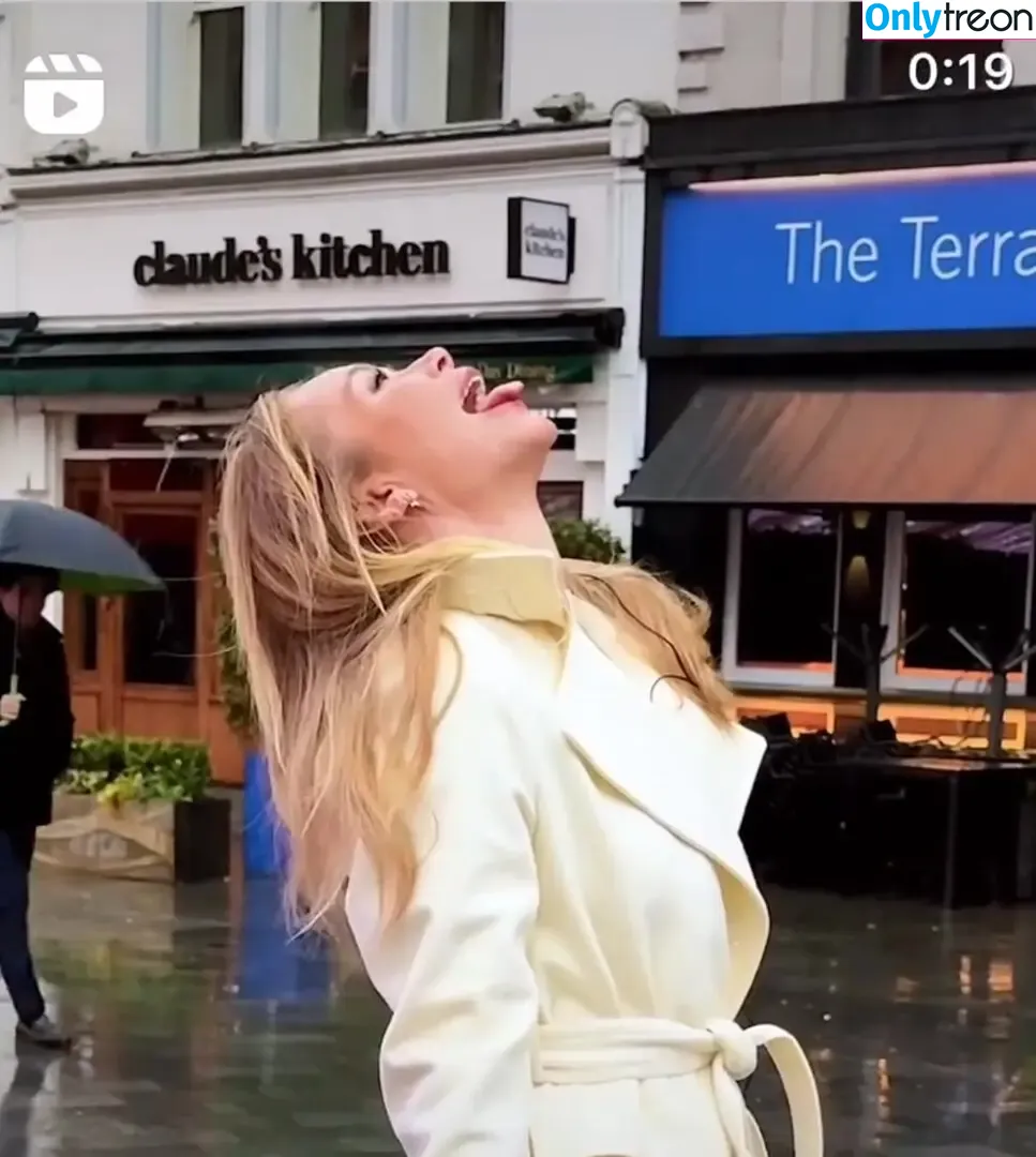 Amanda Holden nude photo #2378 (amanda_holden / noholdenback)
